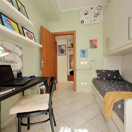 Relax Rome With 2 Balconies - 2 Bedroom Flat, 3Rd Floor With Lift, High Comfort, Quite, A Walk From Urban Train Station Gemelli And Metro A Stops Battistini & Cornelia Connecting To Center In 20 Minutes, 2 Steps From Bus Stop, Cycle Path, Groceries Eksteriør billede