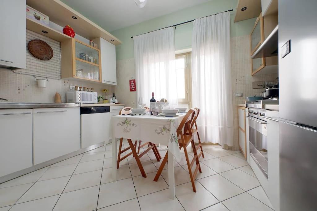 Relax Rome With 2 Balconies - 2 Bedroom Flat, 3Rd Floor With Lift, High Comfort, Quite, A Walk From Urban Train Station Gemelli And Metro A Stops Battistini & Cornelia Connecting To Center In 20 Minutes, 2 Steps From Bus Stop, Cycle Path, Groceries Eksteriør billede