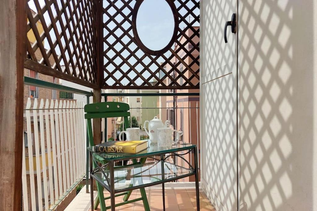 Relax Rome With 2 Balconies - 2 Bedroom Flat, 3Rd Floor With Lift, High Comfort, Quite, A Walk From Urban Train Station Gemelli And Metro A Stops Battistini & Cornelia Connecting To Center In 20 Minutes, 2 Steps From Bus Stop, Cycle Path, Groceries Eksteriør billede