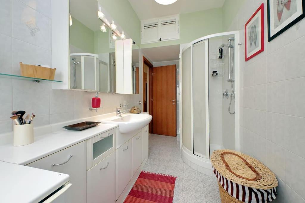 Relax Rome With 2 Balconies - 2 Bedroom Flat, 3Rd Floor With Lift, High Comfort, Quite, A Walk From Urban Train Station Gemelli And Metro A Stops Battistini & Cornelia Connecting To Center In 20 Minutes, 2 Steps From Bus Stop, Cycle Path, Groceries Eksteriør billede