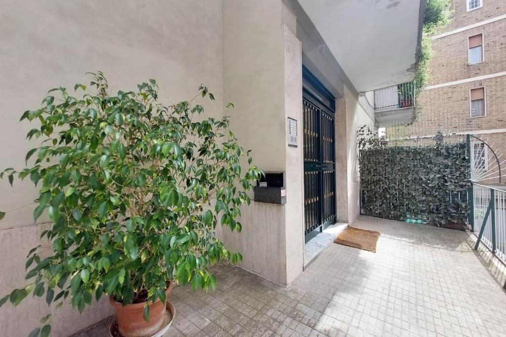 Relax Rome With 2 Balconies - 2 Bedroom Flat, 3Rd Floor With Lift, High Comfort, Quite, A Walk From Urban Train Station Gemelli And Metro A Stops Battistini & Cornelia Connecting To Center In 20 Minutes, 2 Steps From Bus Stop, Cycle Path, Groceries Eksteriør billede