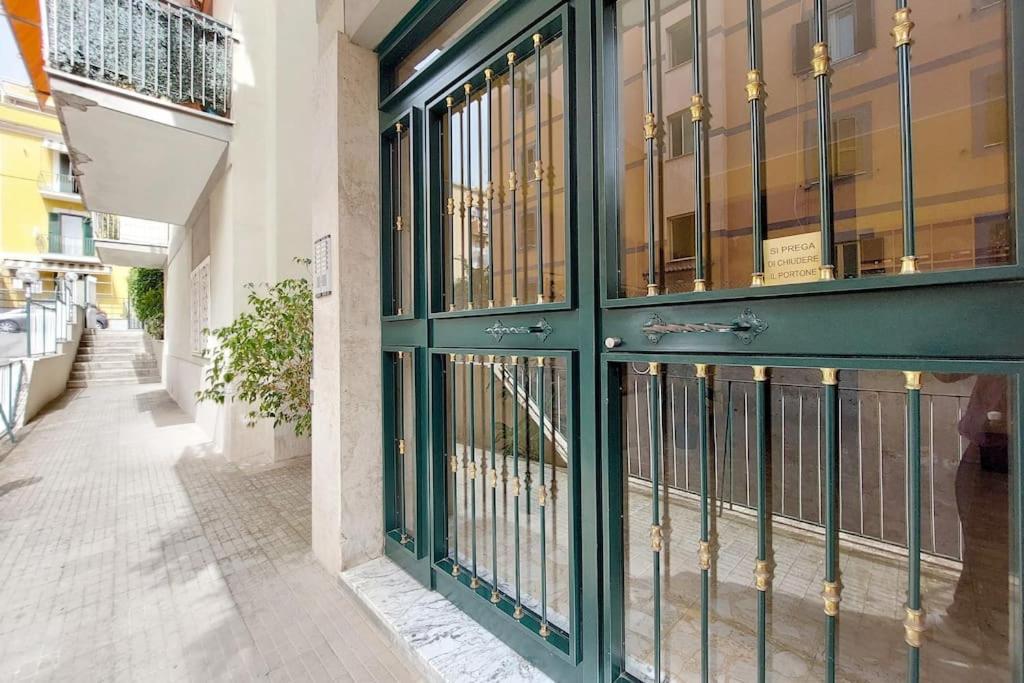 Relax Rome With 2 Balconies - 2 Bedroom Flat, 3Rd Floor With Lift, High Comfort, Quite, A Walk From Urban Train Station Gemelli And Metro A Stops Battistini & Cornelia Connecting To Center In 20 Minutes, 2 Steps From Bus Stop, Cycle Path, Groceries Eksteriør billede